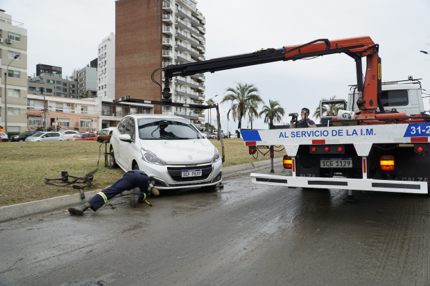 Cuadrillas de la Intendencia de Montevideo realizan tareas en barrio Malvín ante las intensas lluvias