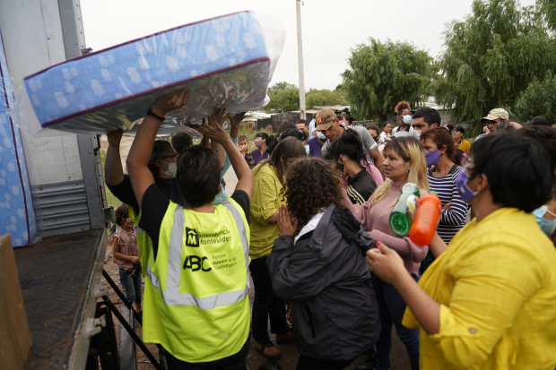Donación de colchones y elementos de limpieza en el asentamiento Los Milagros para familias damnificadas por las inundaciones 