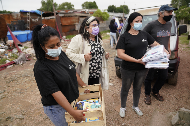 Donación de colchones y elementos de limpieza en el asentamiento Santa Teresa para familias damnificadas por las inundaciones 