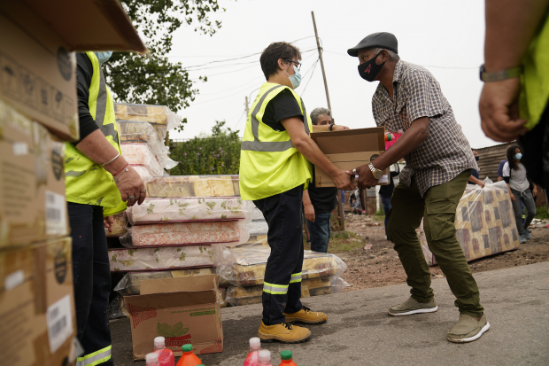 Donación de colchones y elementos de limpieza en el asentamiento Santa Teresa para familias damnificadas por las inundaciones 