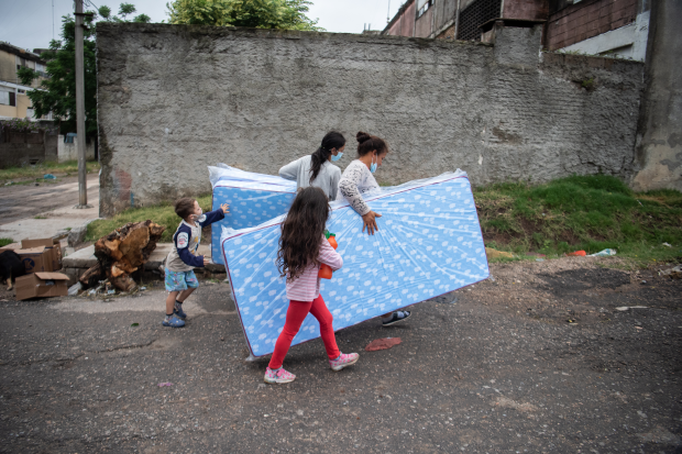 Donación de colchones en barrio Aquiles Lanza en apoyo a las familias damnificadas por las inundaciones