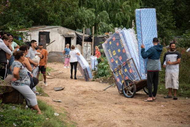 Donación de colchones en barrio La Chacarita en apoyo a las familias damnificadas por las inundaciones