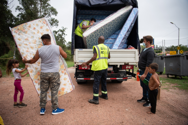 Donación de colchones en barrio Antares en apoyo a las familias damnificadas por las inundaciones