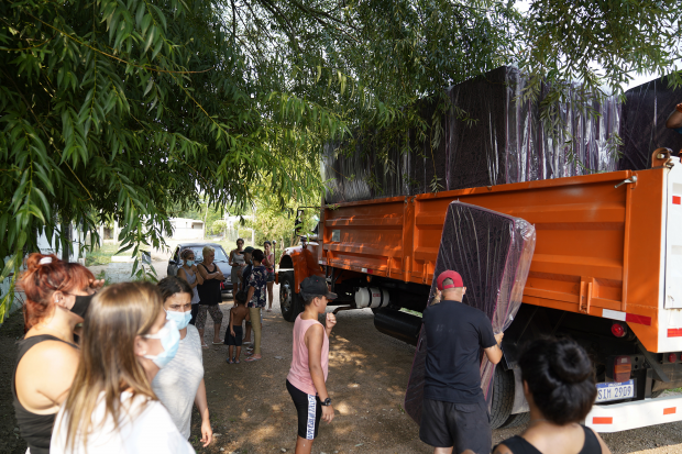 Donación de colchones y kits de limpieza en barrio El Monarca para familias damnificadas por las inundaciones