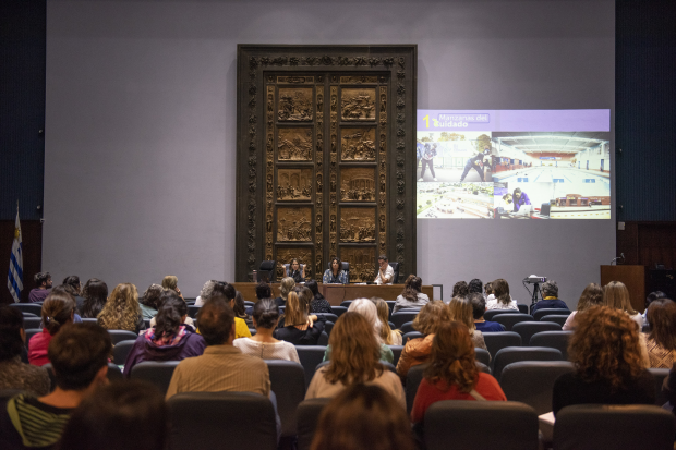 Presentación del Sistema de Cuidados de Bogotá, Colombia en el Salón Azul de la Intendencia de Montevideo