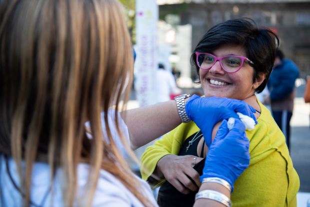 Jornada de vacunación contra la gripe en la explanada de la Intendencia de Montevideo