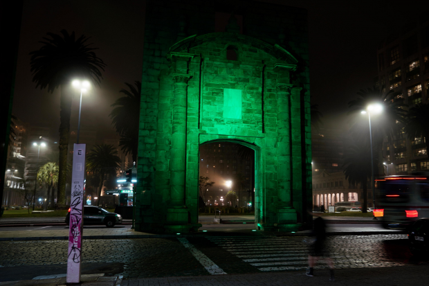 Puerta de la Ciudadela iluminada en el marco del Mes del Medio Ambiente