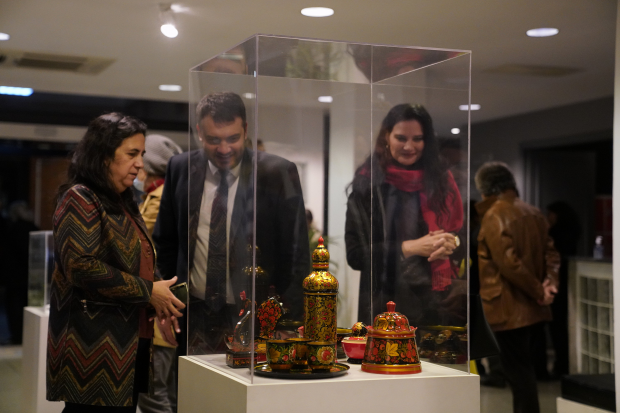 Inauguración de exposición de objetos de artesanía tradicional rusa e íconos ortodoxos en el MuHAr