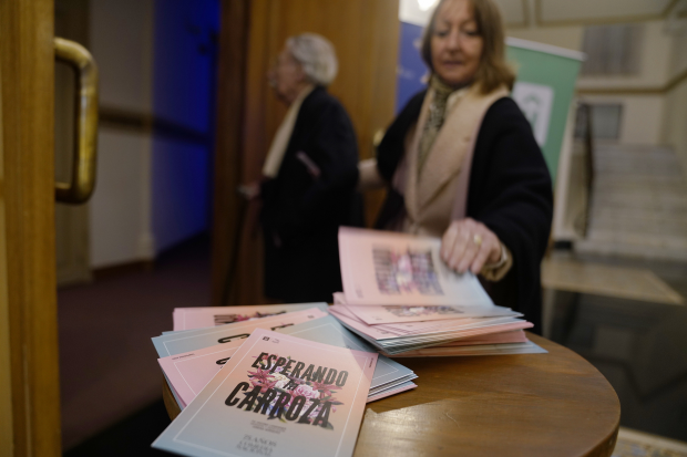 Función de estreno de &quot;Esperando la carroza&quot; por la Comedia Nacional en el teatro Macció de San José