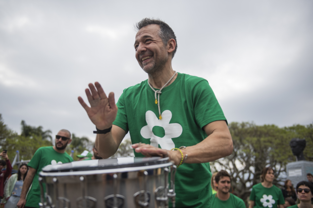Taller de percusión con Nicolás Arnicho en la plaza Fabini por el Día de las Plazas