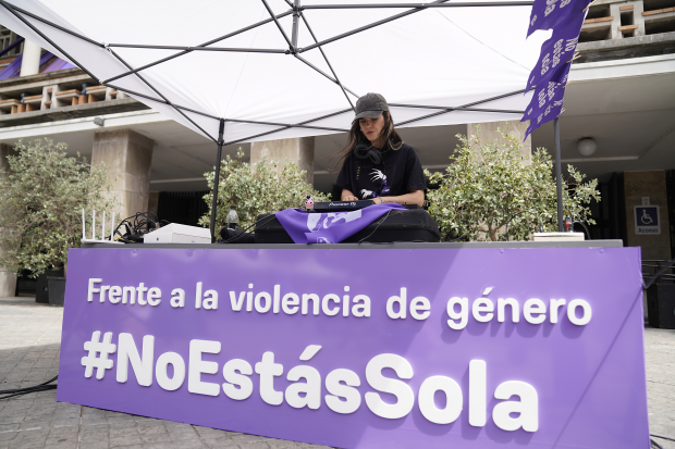 Actividades en el marco del 25N en la explanda de la Intendencia de Montevideo