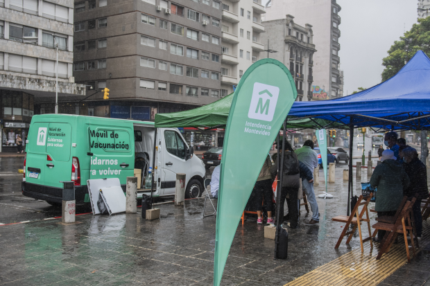 Jornada de vacunación en la explanada de la Intendencia de Montevideo