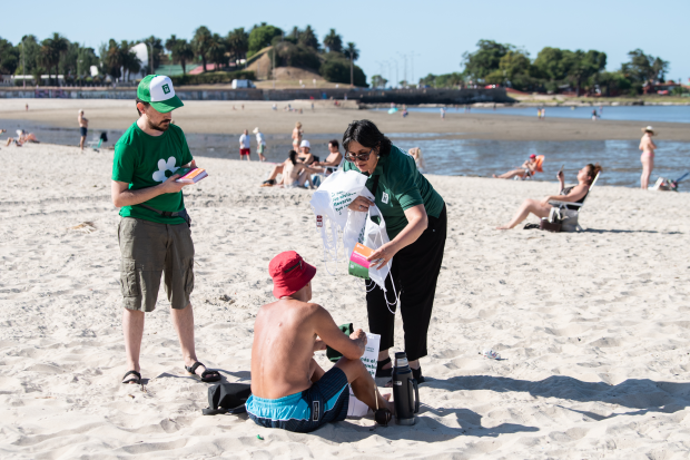 Intervención de limpieza en la playa Ramírez, 10 de enero de 2023