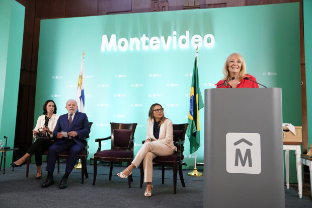  Entrega del sello Montevideo Más Verde al presidente de Brasil, Luiz Inácio Lula da Silva