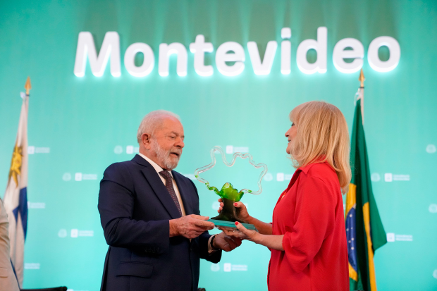  Entrega del sello Montevideo Más Verde al presidente de Brasil, Luiz Inácio Lula da Silva