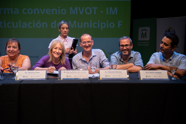 Firma de convenio entre la Intendencia y MVOT para el realojo de familias del barrio Ideal