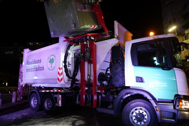 Conferencia de prensa por nuevos camiones de recolección de residuos