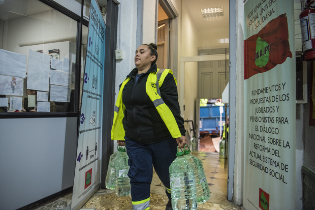 Entrega de bidones de agua a ONAJPU