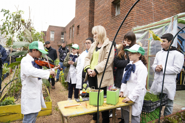 Visita de la intendenta Carolina Cosse a la huerta comunitaria en la escuela Nº 249