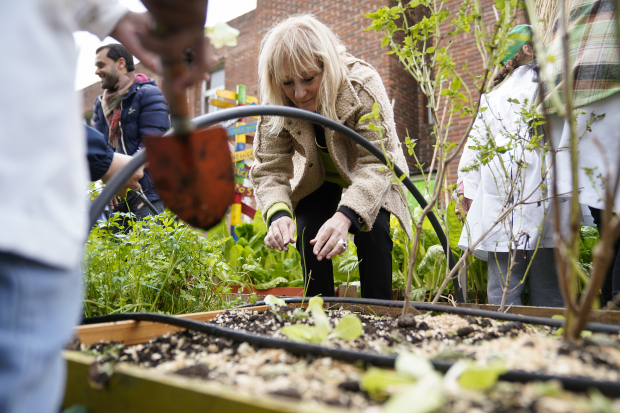 Visita de la intendenta Carolina Cosse a la huerta comunitaria en la escuela Nº 249