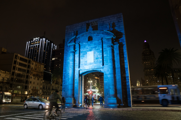 Iluminación de la Puerta de la Ciudadela en el marco del Día Internacional de la Lengua de Señas Uruguaya