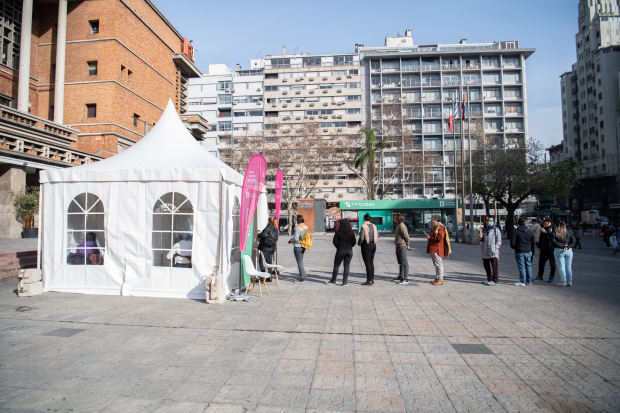 Jornada de test gratuitos de VIH en la explanada de la Intendencia de Montevideo