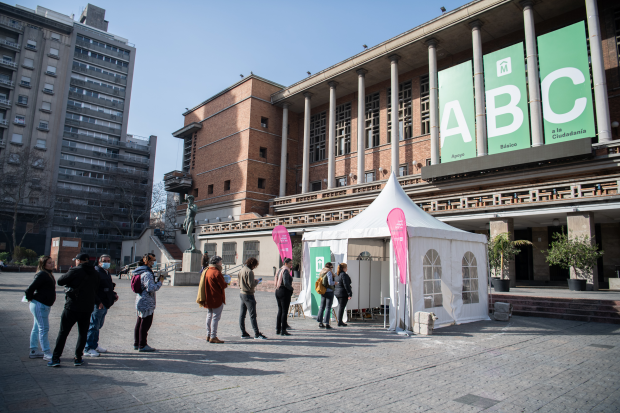 Jornada de test gratuitos de VIH en la explanada de la Intendencia de Montevideo