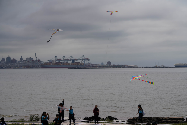 Remontada de cometas en la playa del Cerro ,  15 de noviembre de 2023