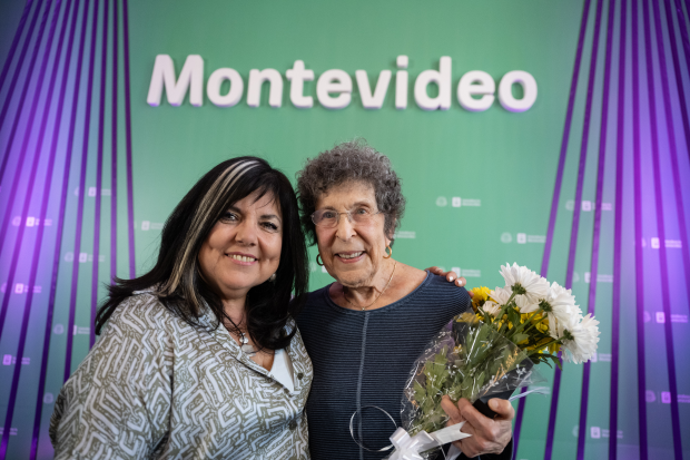 Declaración de Visitante Ilustre de Montevideo a Betsy Popkin