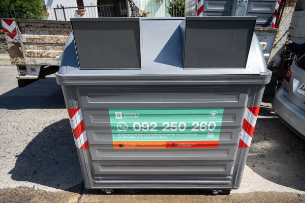 Instalación de nuevos contenedores para residuos mezclados en el Municipio G