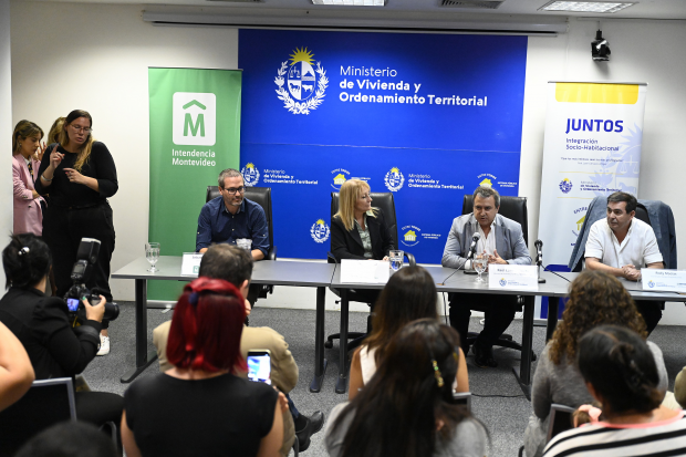 Firma de convenio entre la intendencia de Montevideo y el MVOT para el realojo de familias del barrio 1° de Mayo