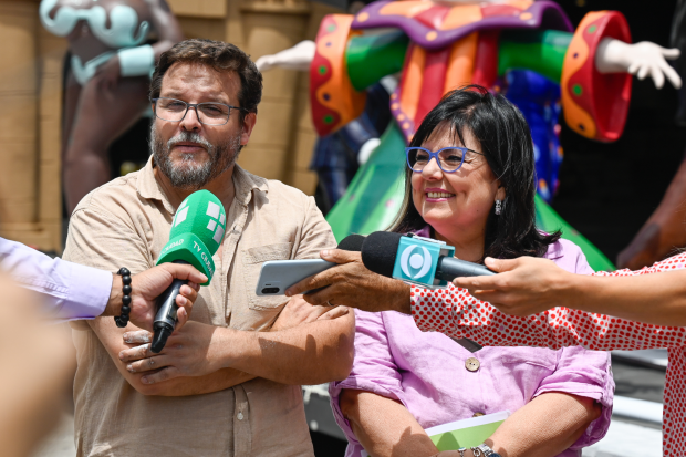 Directora de cultura María Inés Obaldía participa de los preparativos del carro alegórico de carnaval