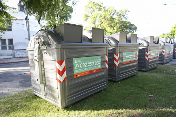 Presentación de contenedores metálicos para residuos mezclados en el barrio La Teja.