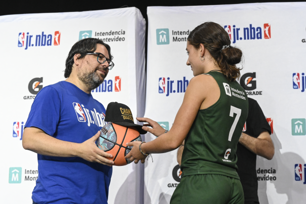Intendente (i) Mauricio Zunino en la entrega de premios de la final del torneo Jr. NBA en Antel Arena