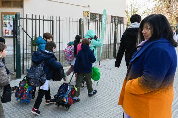 Colocación del mobiliario urbano en la Experimental de Malvín