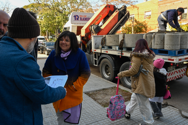 Colocación del mobiliario urbano en la Experimental de Malvín