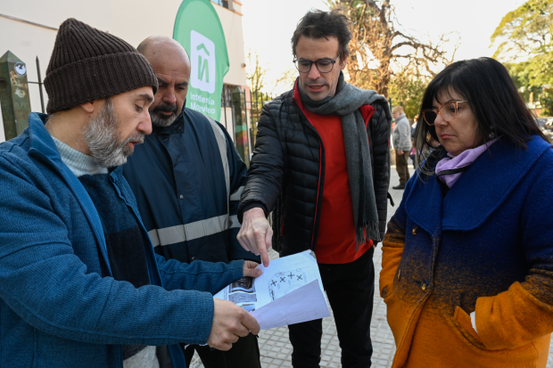 Colocación del mobiliario urbano en la Experimental de Malvín