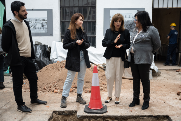 Rueda de prensa de María Inés Obaldía por por hallazgos de restos coloniales en el Cabildo de Montevideo