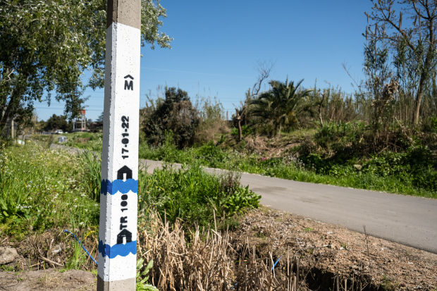 Pintada de columna de aviso temprano de inundaciones en el arroyo Manga