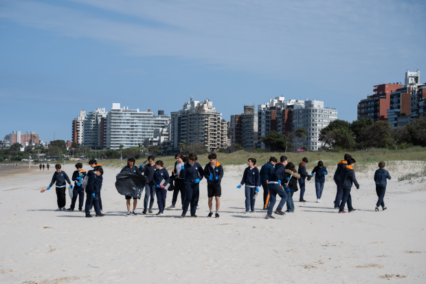 Jornada de plantación y limpieza de la playa Malvín con la participación del Colegio Santo Domingo