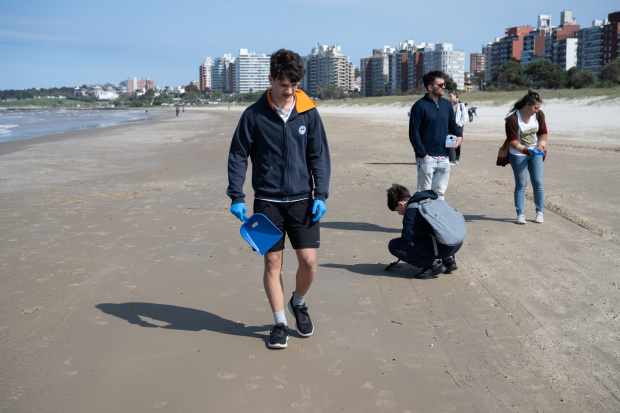 Jornada de plantación y limpieza de la playa Malvín con la participación del Colegio Santo Domingo