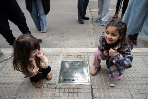 Colocación de placas en homenaje a Mercedes Lingeri y a Rubén Yáñez