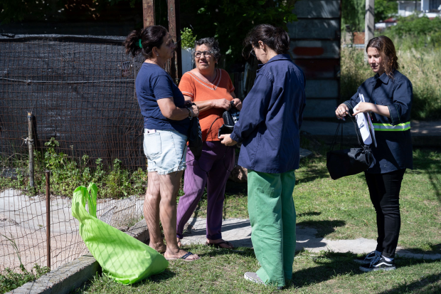 Entrega de kits para utilizar en caso de inundaciones en Arroyo Manga