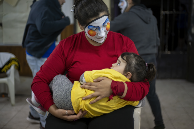 Mientras Camila canta en la murga La Corneta, su hija Guadalupe se queda con Rodrigo, su compañero, quien también es murguista. Imagen integrante del proyecto Otra murga, 2020