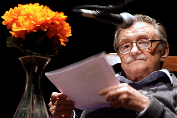Mario Benedetti en la presentación del libro Desalambrando, Sala Zitarrosa, agosto de 2007.