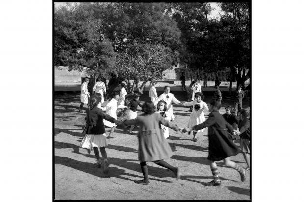 Niñas de la Escuela de Práctica No1 jugando y cantando la ronda infantil «Arroz con leche». Maldonado. 22 de mayo de 1959.