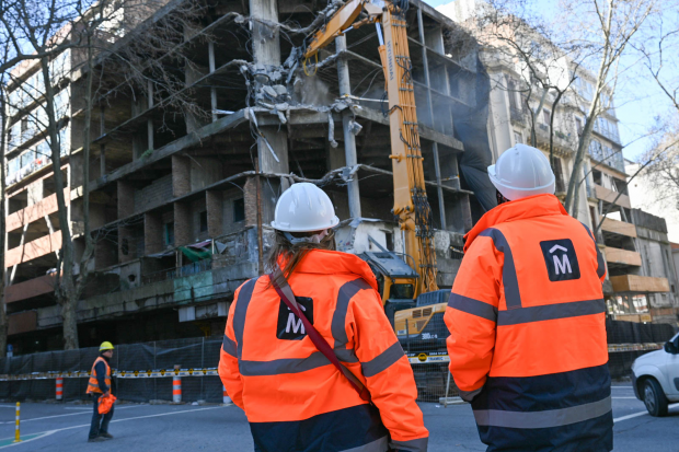 Demolición de edificio en la calle San José y Florida