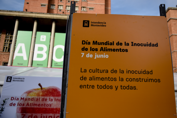 Actividades por el Día Mundial de la Inocuidad Alimentaria en la explanada de la Intendencia de Montevideo