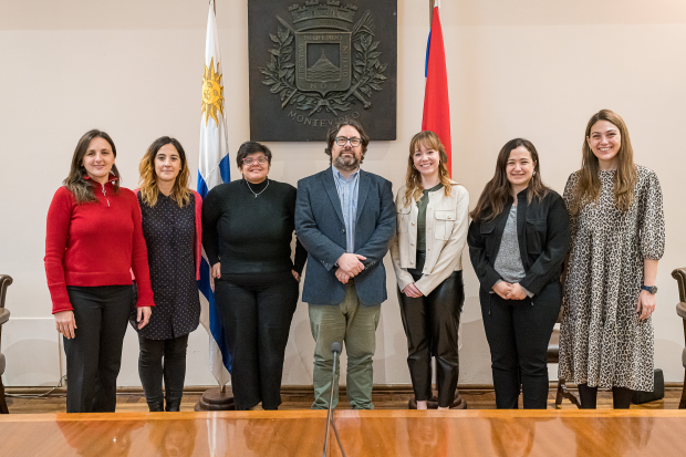 Mauricio Zunino (i) y Virginia Cardozo en reunión con representantes de Vital Strategies	