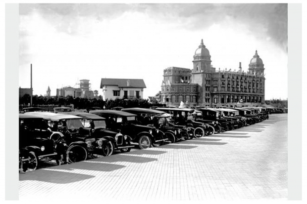 El Hotel Carrasco visto desde la Rambla República del México y calle Divina Comedia. Año 1922 (aprox)